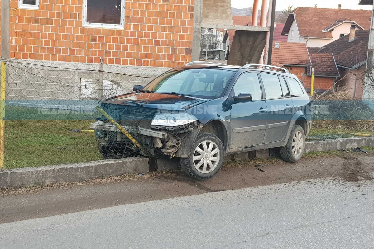 Udes u Banjaluci: Probio ogradu, izašao iz auta i pobjegao